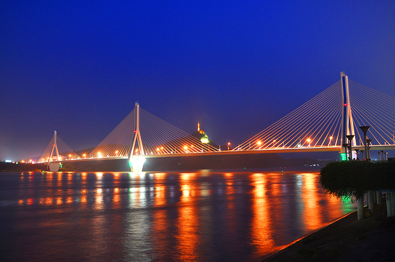 夷陵長(zhang)江(jiang)大橋